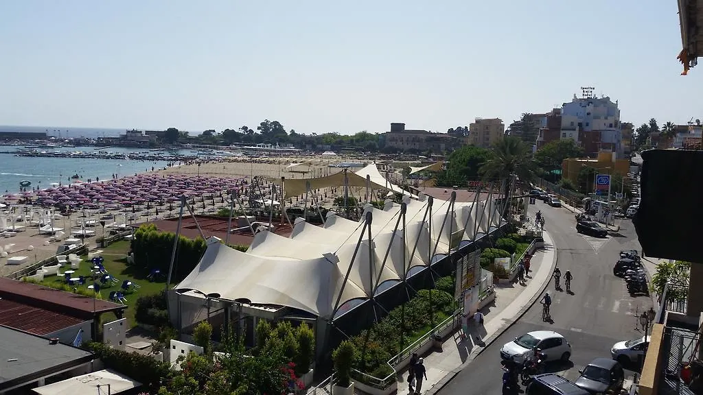 Apartments Mikros Giardini-Naxos